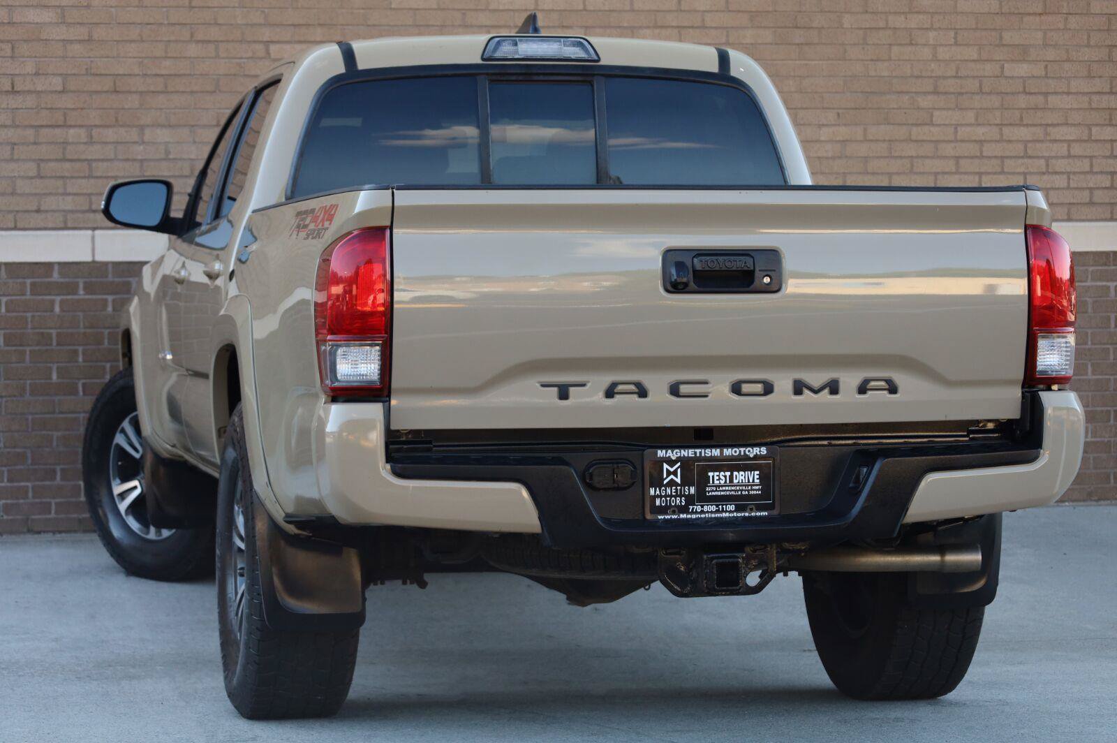 Used 2017 Toyota Tacoma TRD Sport w/ Tow Package (A/T) AWD/4WD image 11