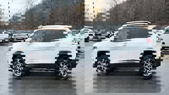 Used 2021 Jeep Cherokee Latitude Lux AWD/4WD image 3