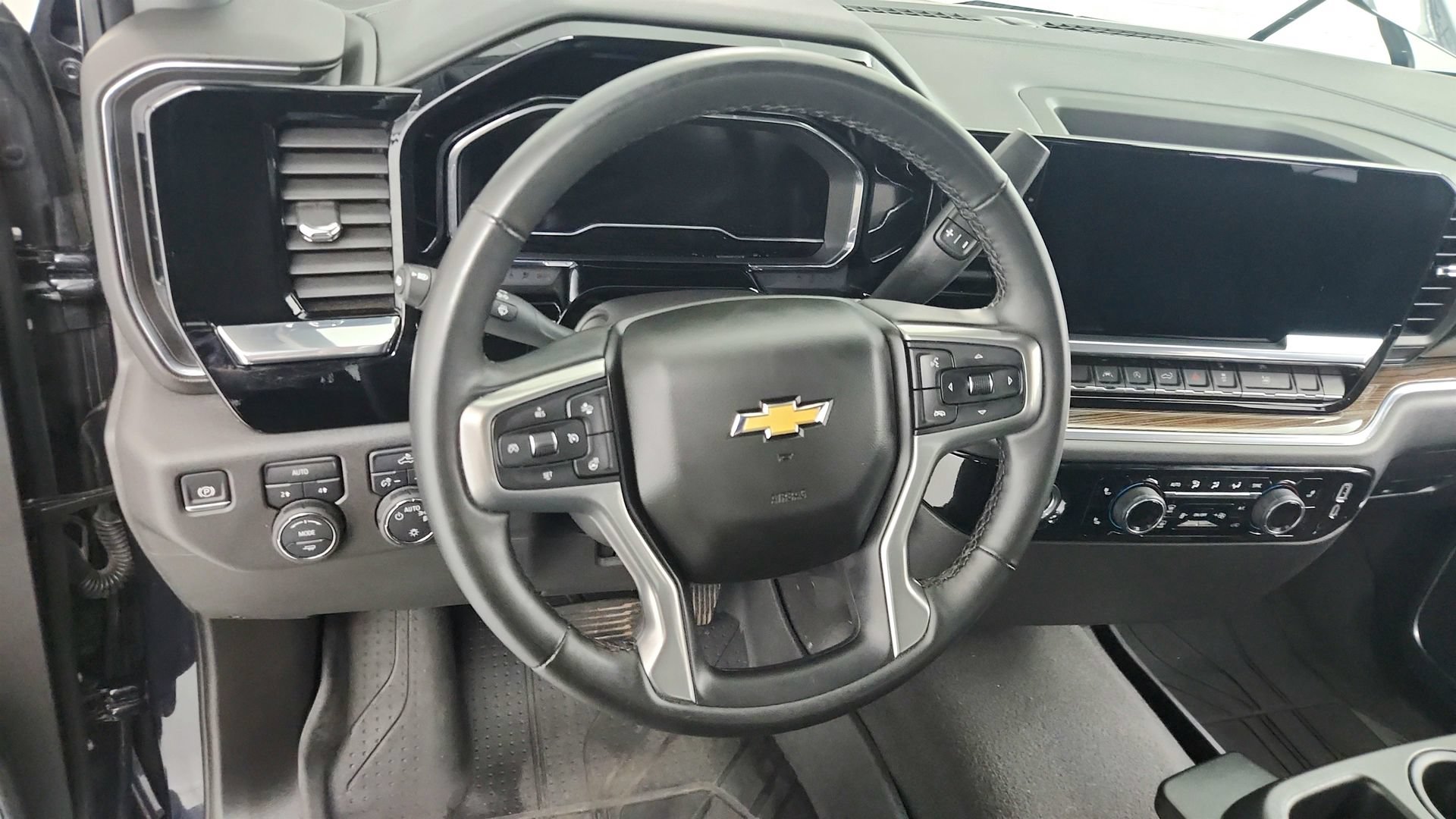 Used 2024 Chevrolet Silverado 1500 LT AWD/4WD image 18