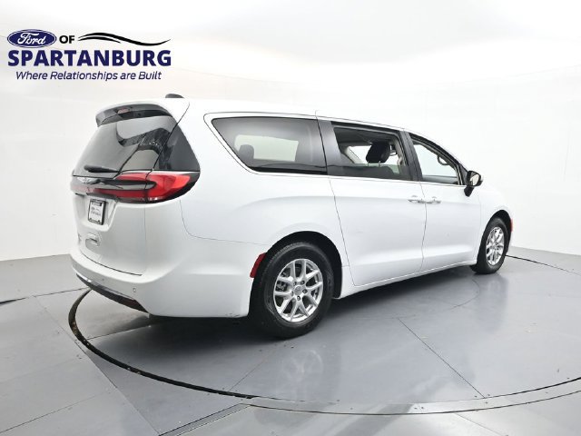 Used 2023 Chrysler Pacifica Touring-L FWD image 7