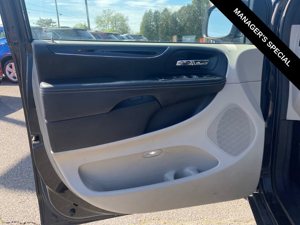 Used 2016 Dodge Grand Caravan SXT FWD image 14