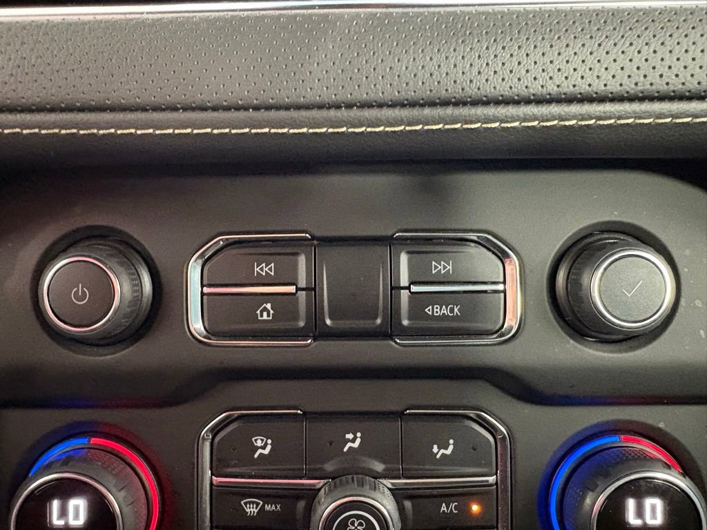 Used 2023 Chevrolet Suburban Premier image 28