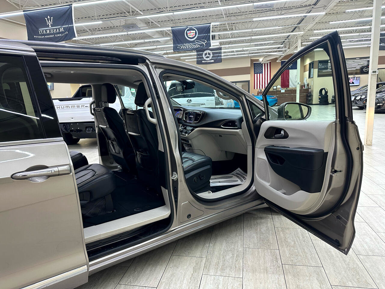 Used 2018 Chrysler Pacifica Touring-L Plus image 9