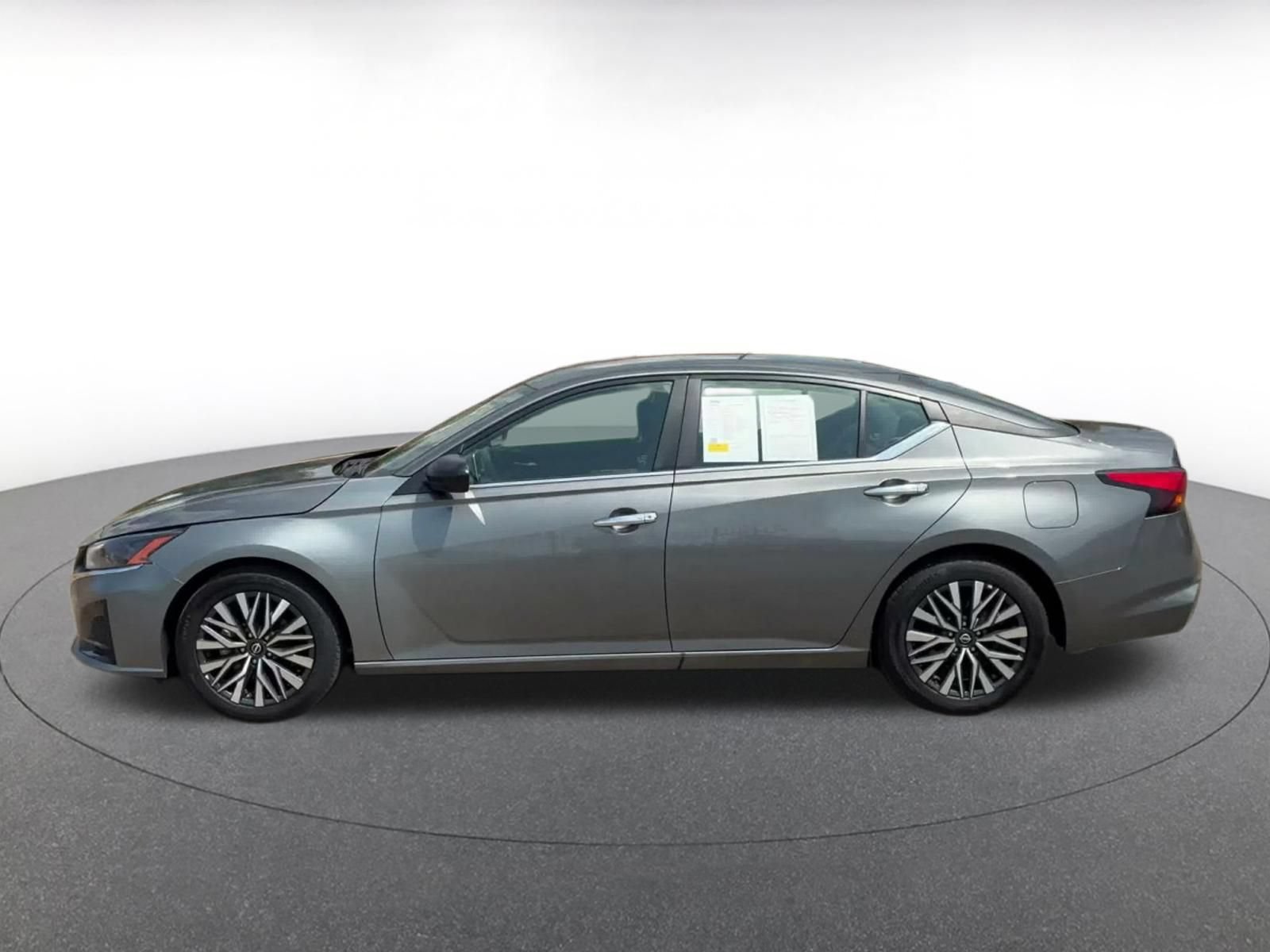 Used 2025 Nissan Altima 2.5 SV FWD image 8
