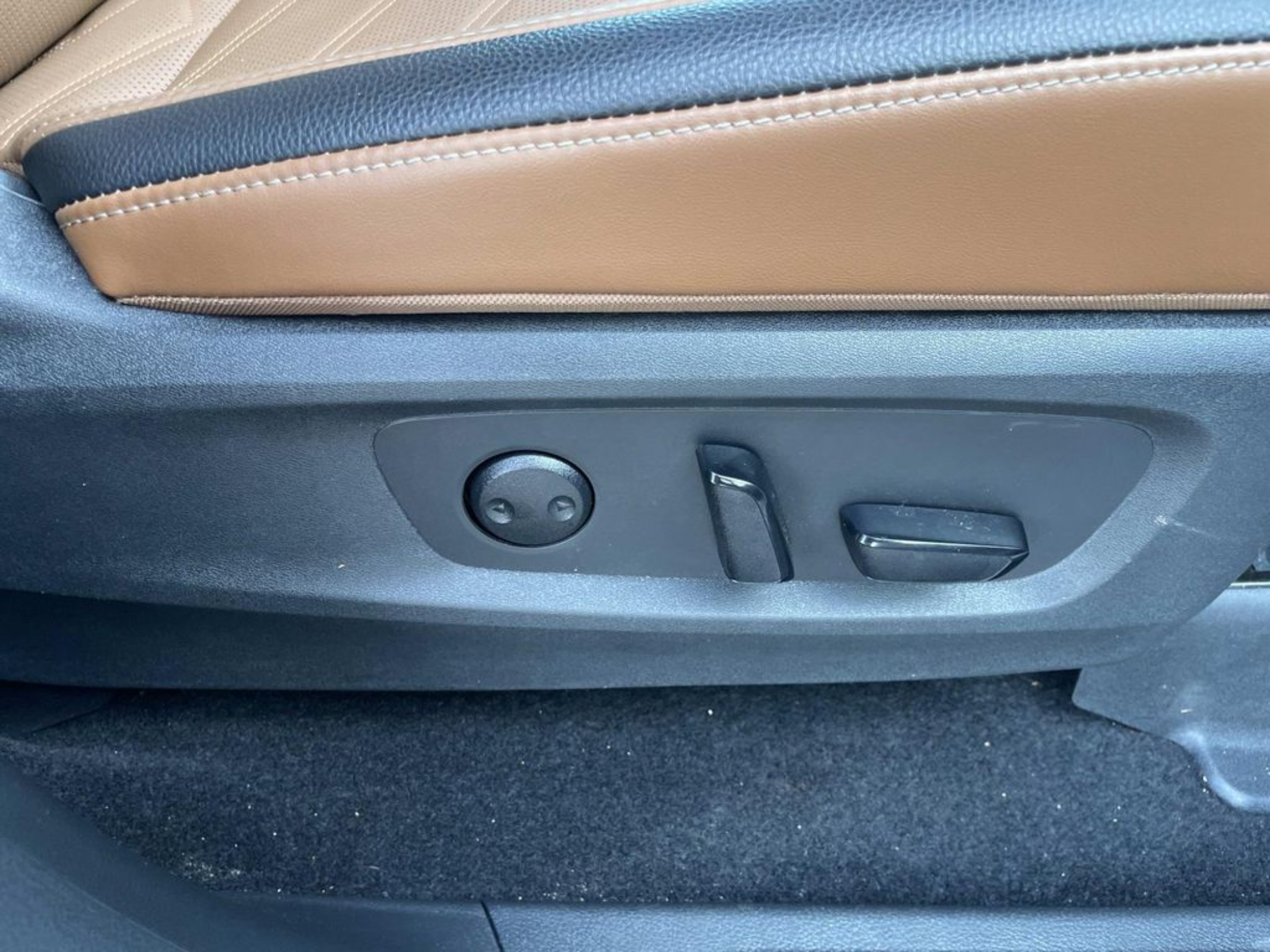 Used 2025 Nissan Pathfinder Platinum w/ Cargo Package FWD image 22