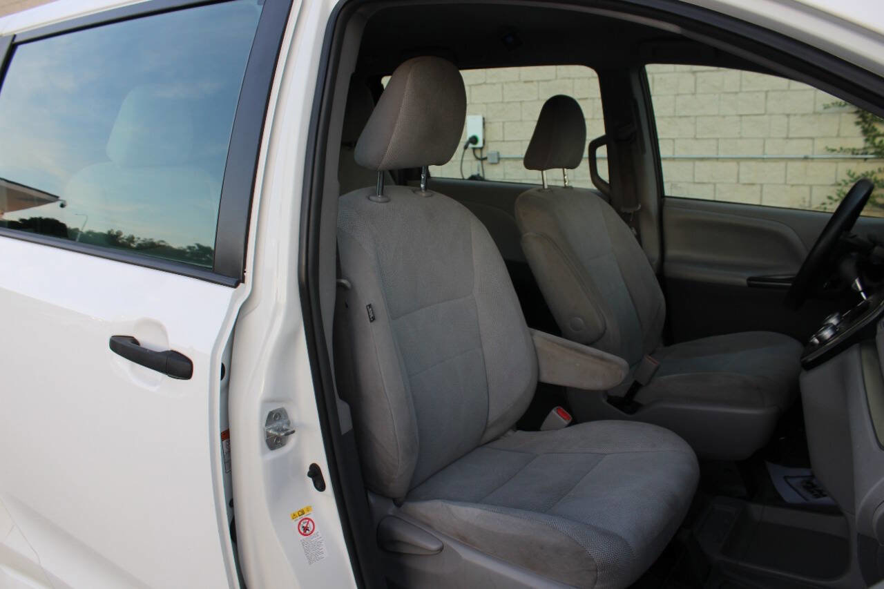 Used 2018 Toyota Sienna L image 16