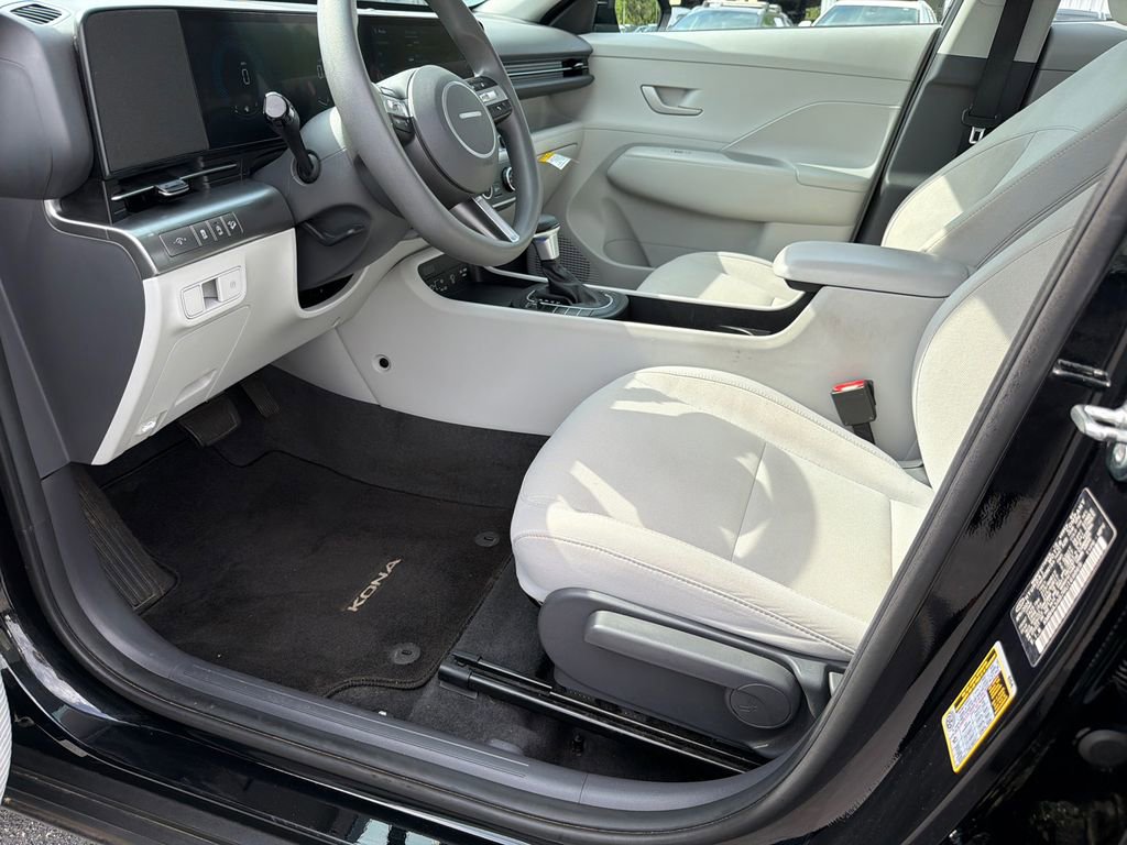 Used 2024 Hyundai Kona SE image 9