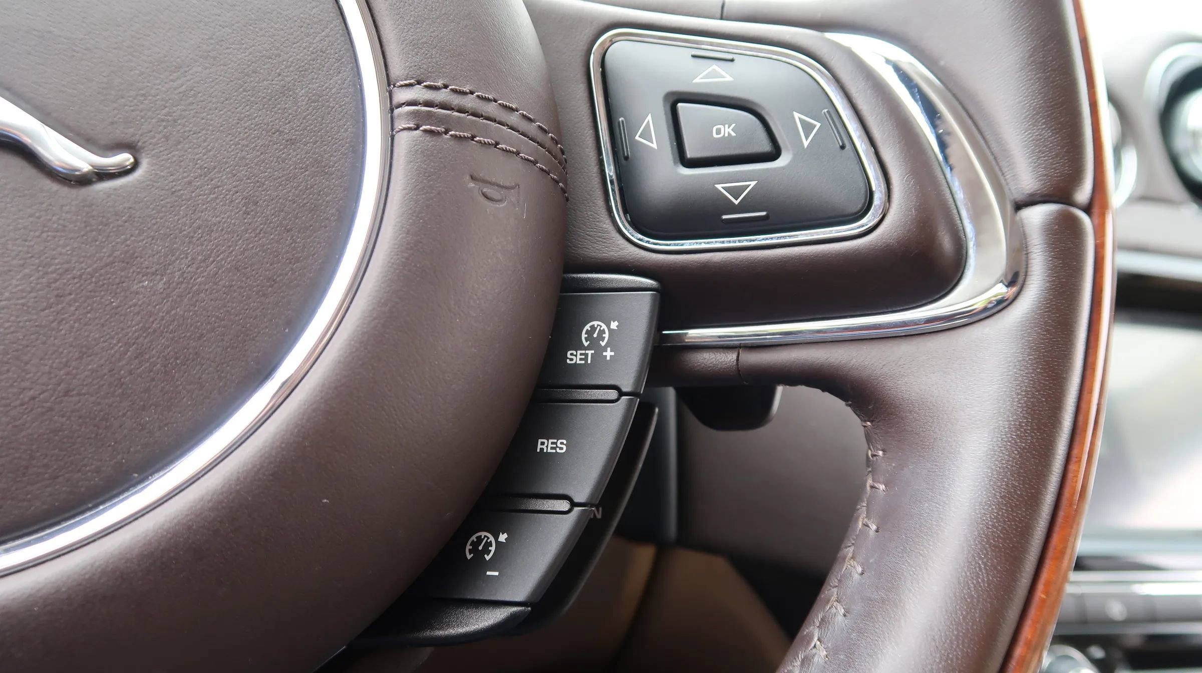 Used 2019 Jaguar XJ R-Sport RWD image 41