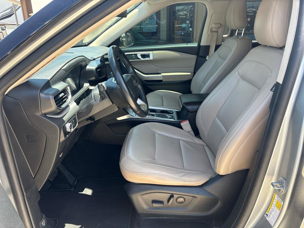 Used 2023 Ford Explorer XLT AWD/4WD image 9