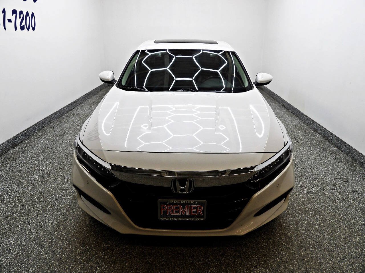 Used 2018 Honda Accord Touring image 2