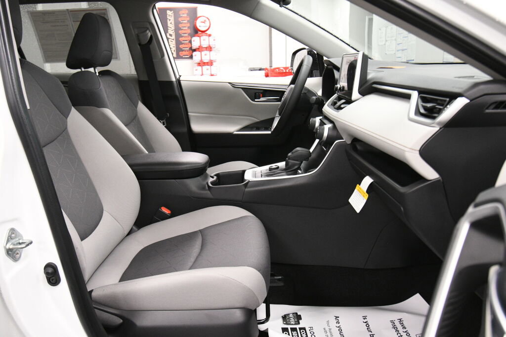 Used 2025 Toyota RAV4 XLE w/ Convenience Package image 27