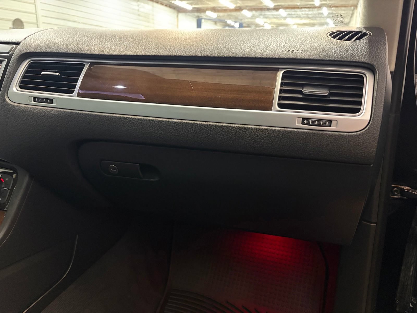 Used 2015 Volkswagen Touareg TDI AWD/4WD image 27