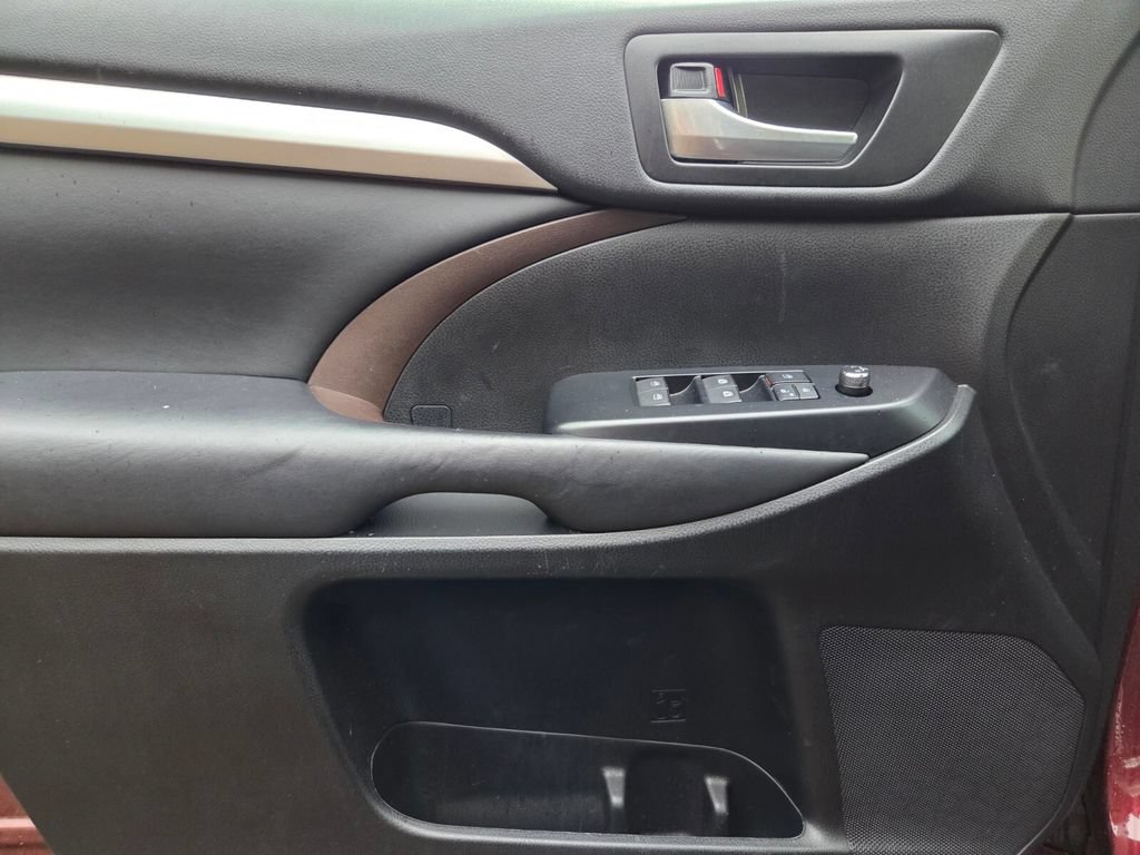Used 2017 Toyota Highlander XLE FWD image 12