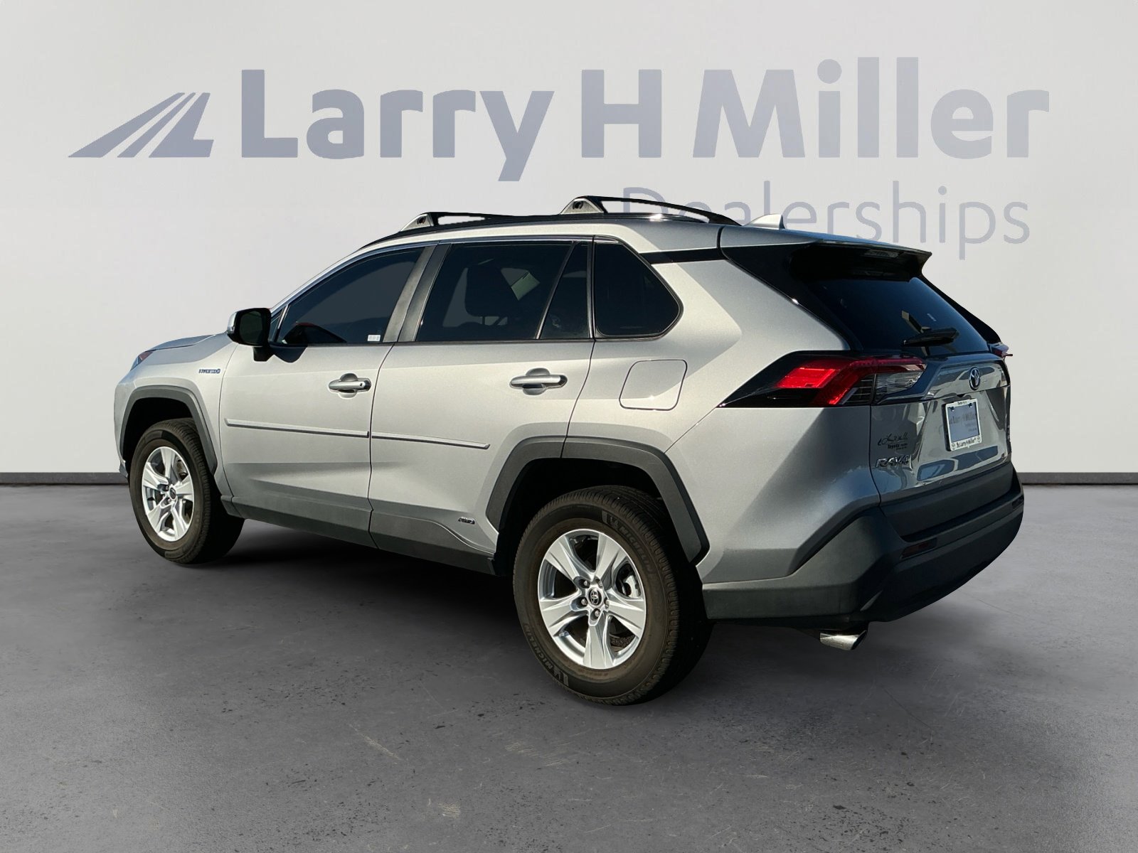 Used 2021 Toyota RAV4 XLE w/ Carpet Mat Package (TMS) image 3