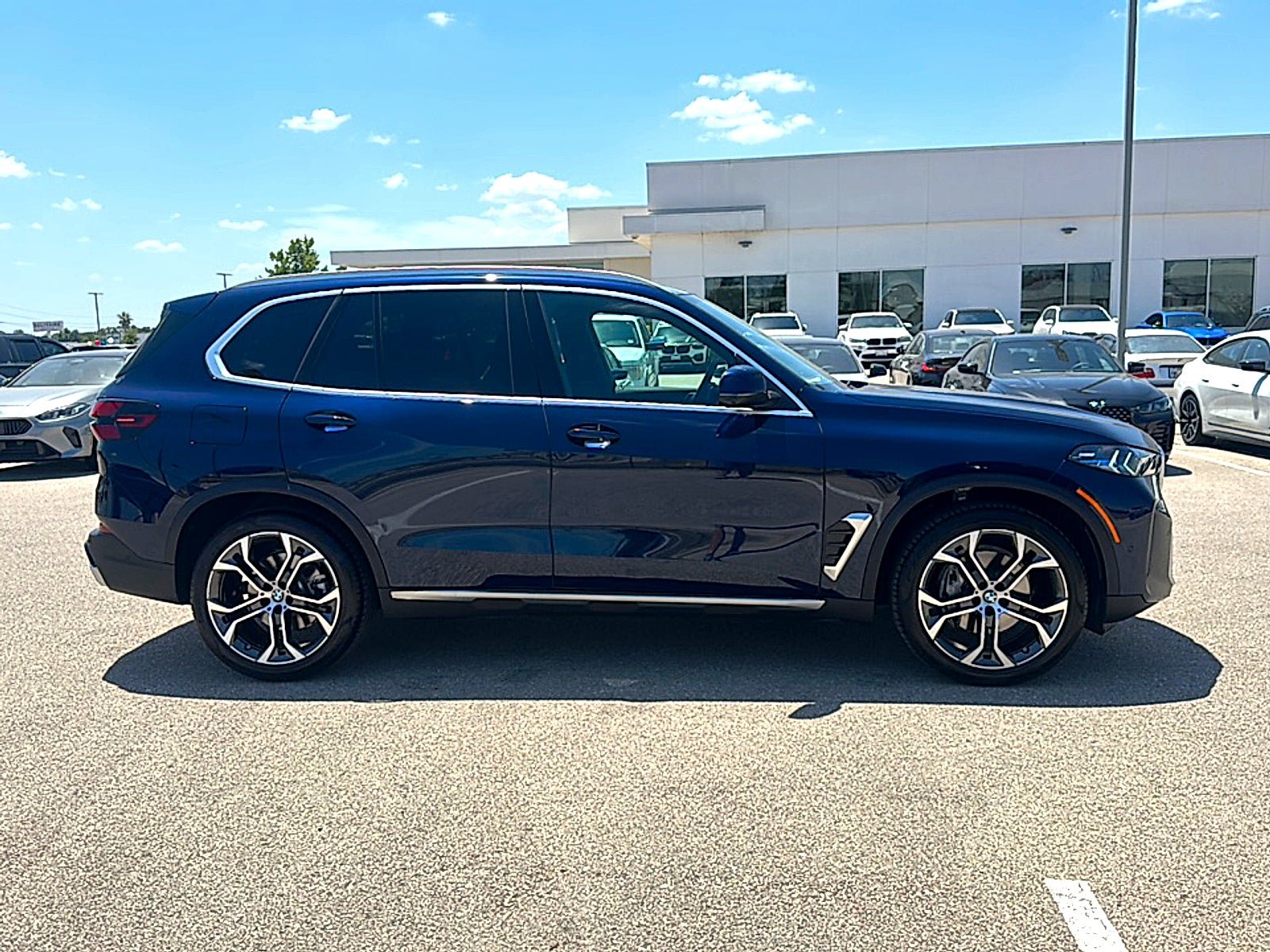 Used 2025 BMW X5 xDrive40i w/ Premium Package AWD/4WD image 9
