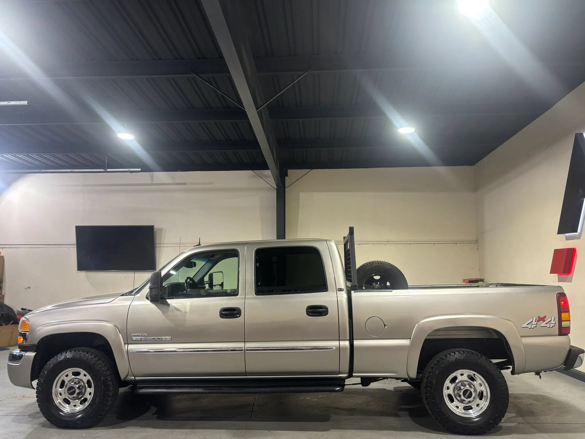 Used 2003 GMC Sierra 2500 SLT w/ SLT Preferred Equipment Group AWD/4WD image 8