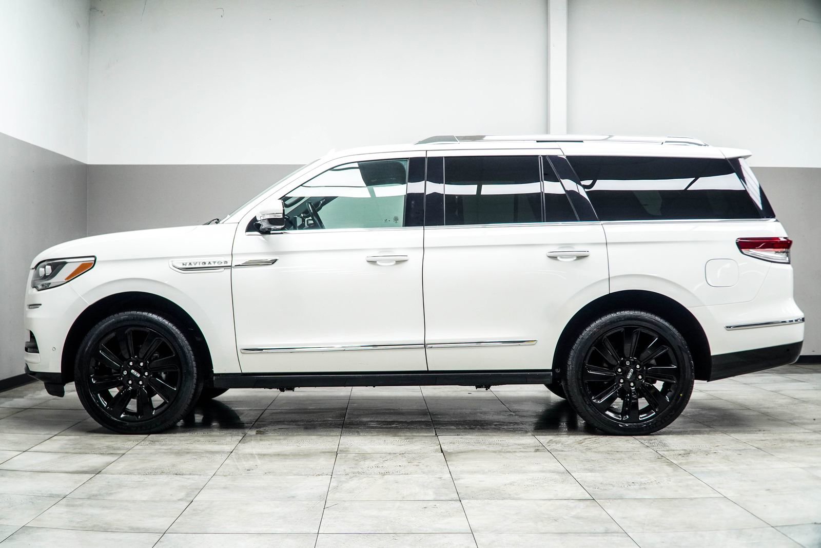 Used 2023 Lincoln Navigator Reserve AWD/4WD image 9