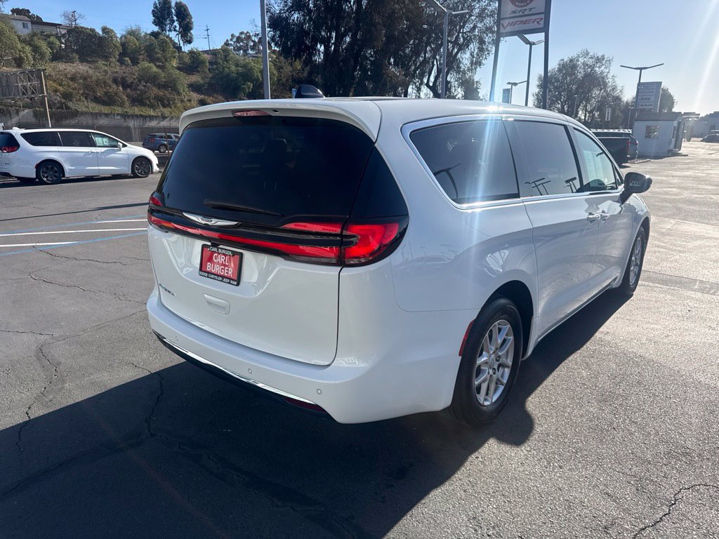 Used 2026 Chrysler Pacifica Select FWD image 8