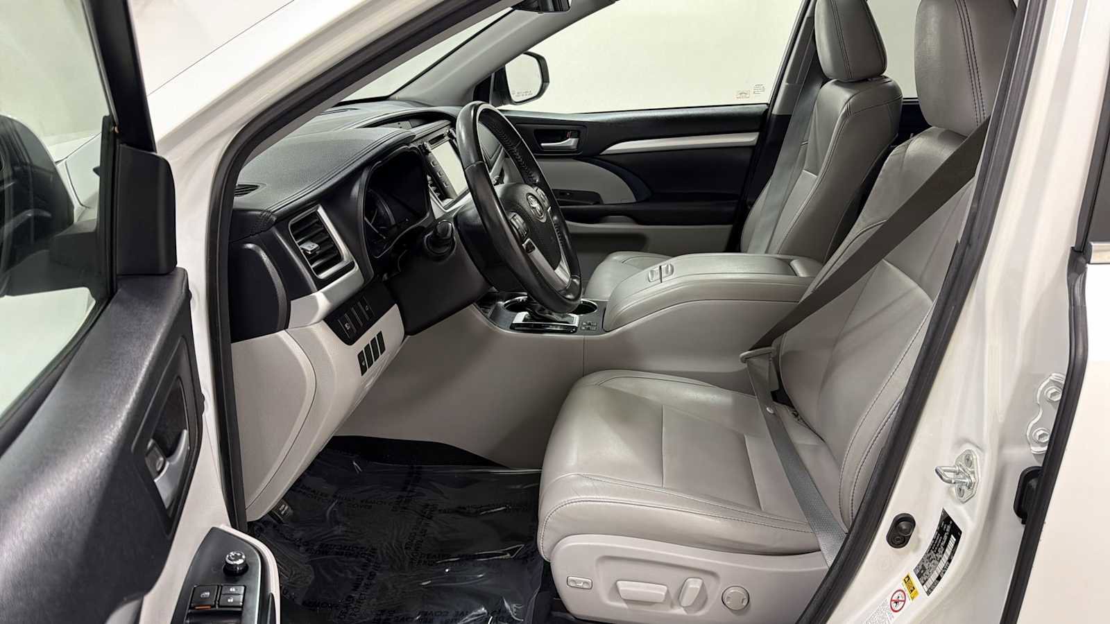 Certified 2017 Toyota Highlander XLE AWD/4WD image 13