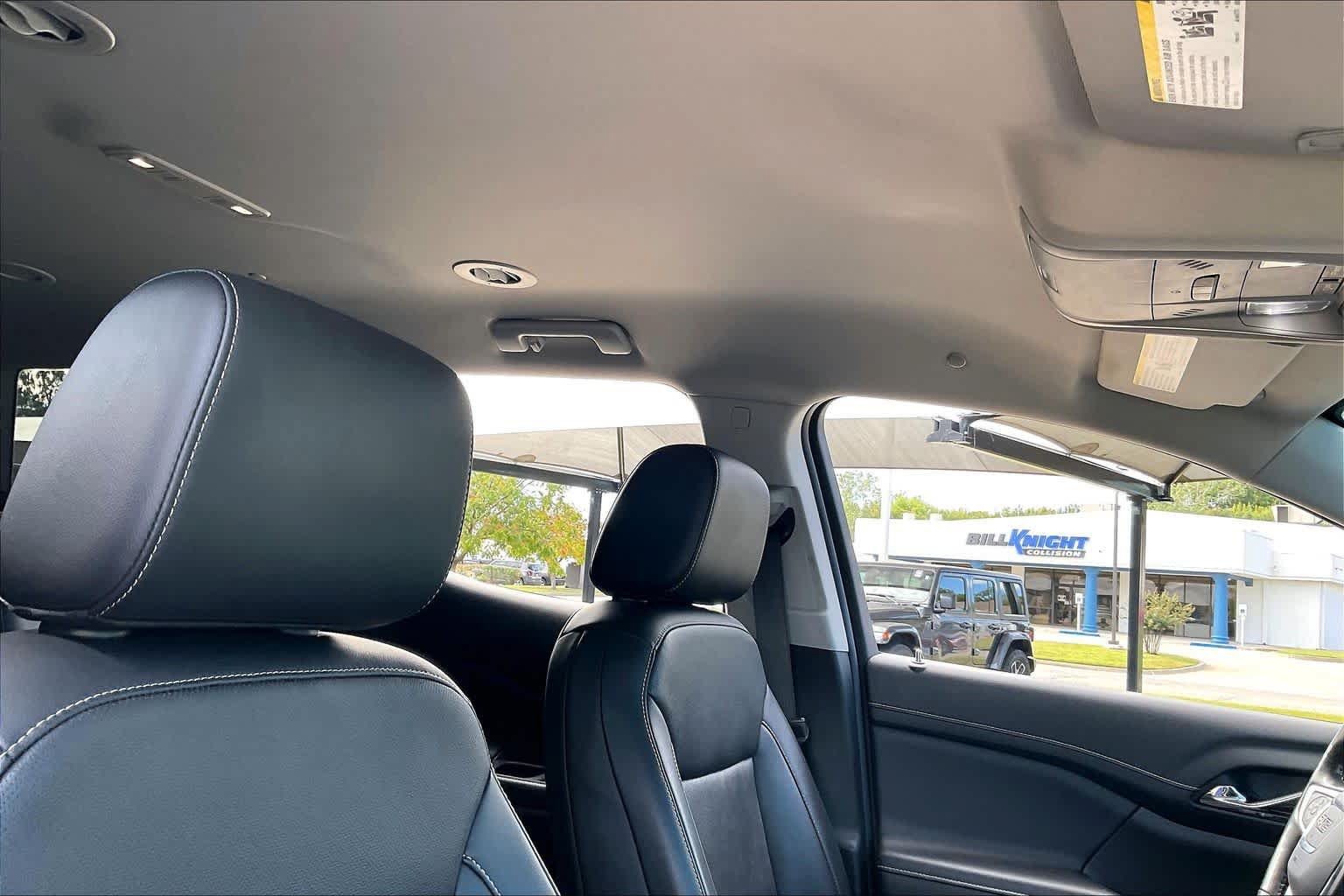 Used 2022 GMC Acadia SLT w/ Technology Package FWD image 14