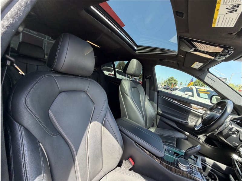 Used 2018 BMW 540i w/ Premium Package RWD image 32