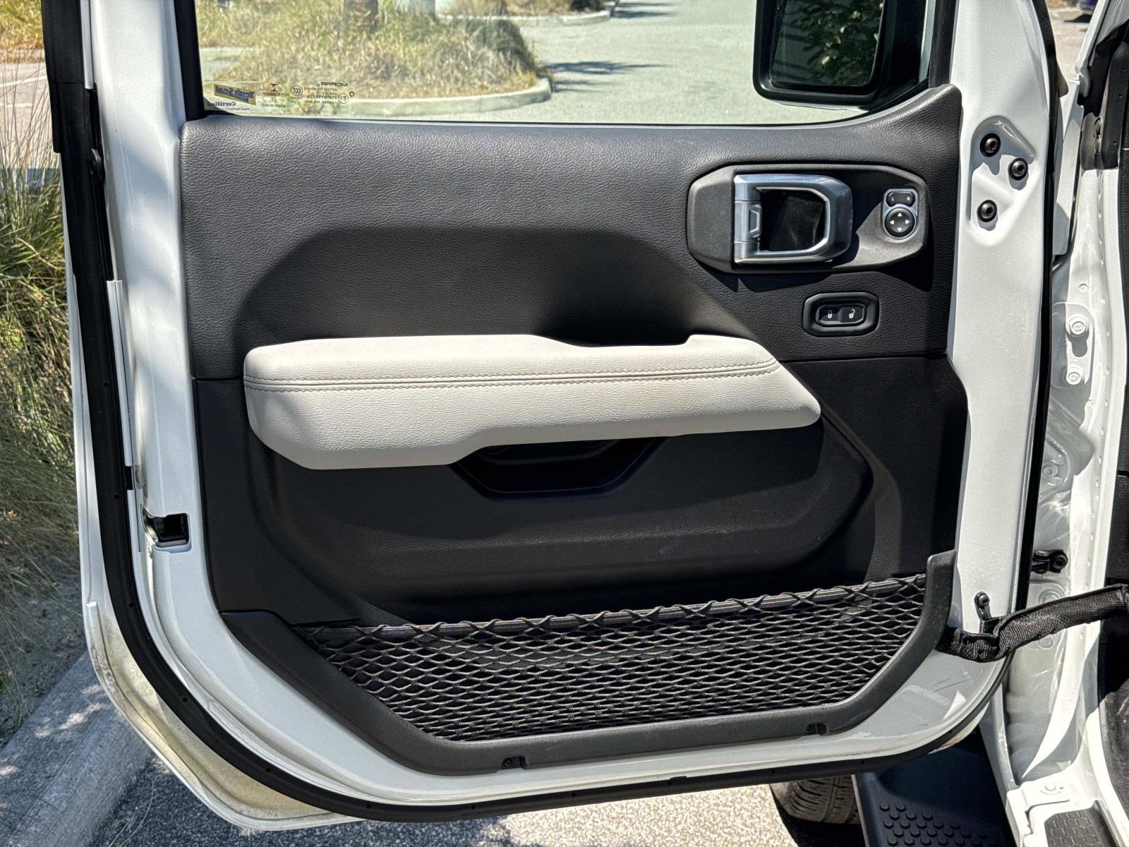 Used 2022 Jeep Wrangler Unlimited Sahara AWD/4WD image 17