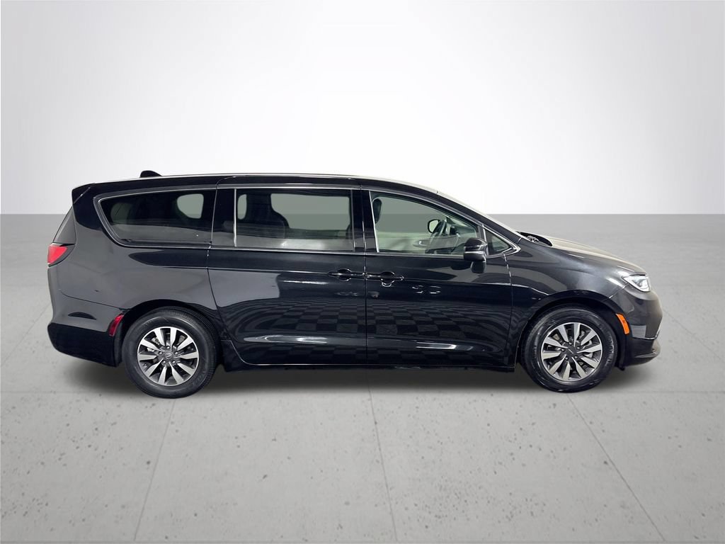 Used 2023 Chrysler Pacifica Touring-L FWD image 5