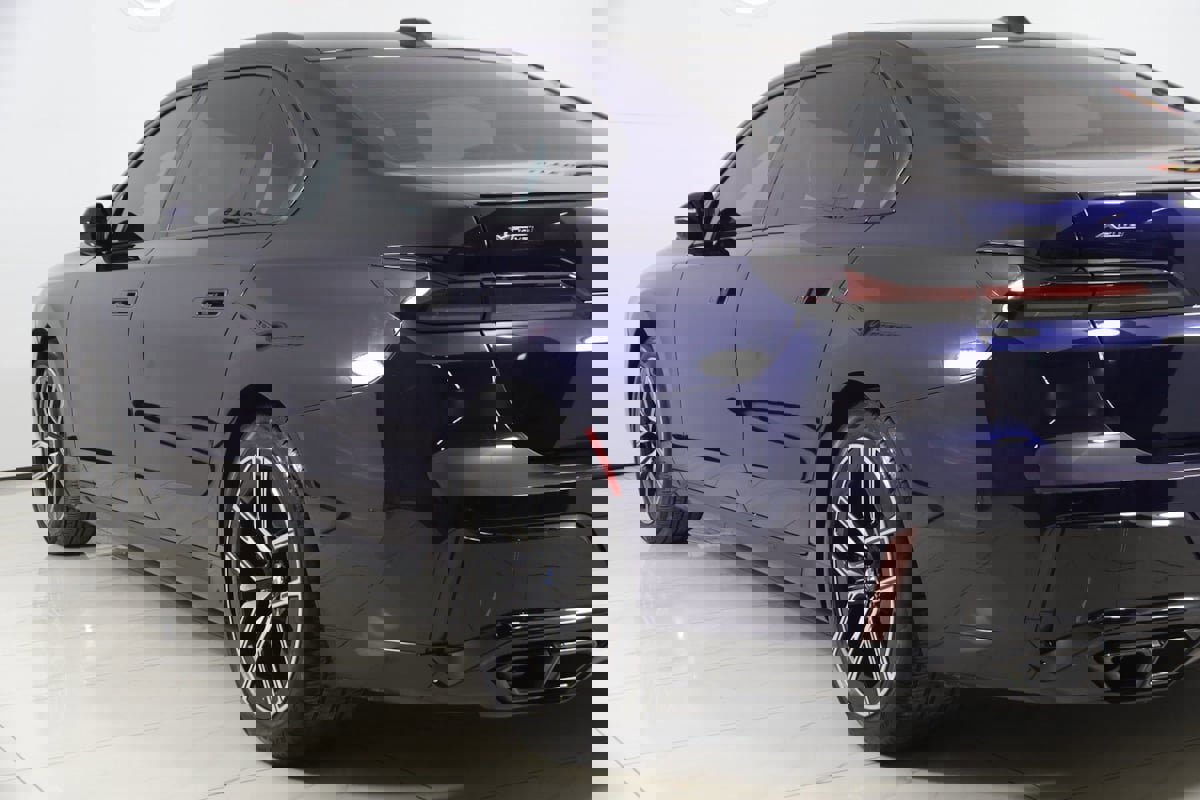 Used 2023 BMW 760i xDrive image 29