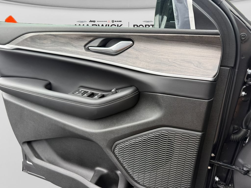 New 2026 Jeep Grand Cherokee Altitude AWD/4WD image 27
