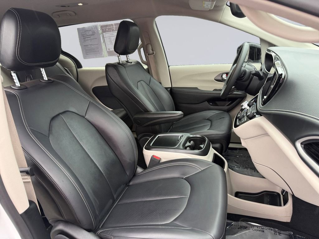 Certified 2024 Chrysler Pacifica Select image 9