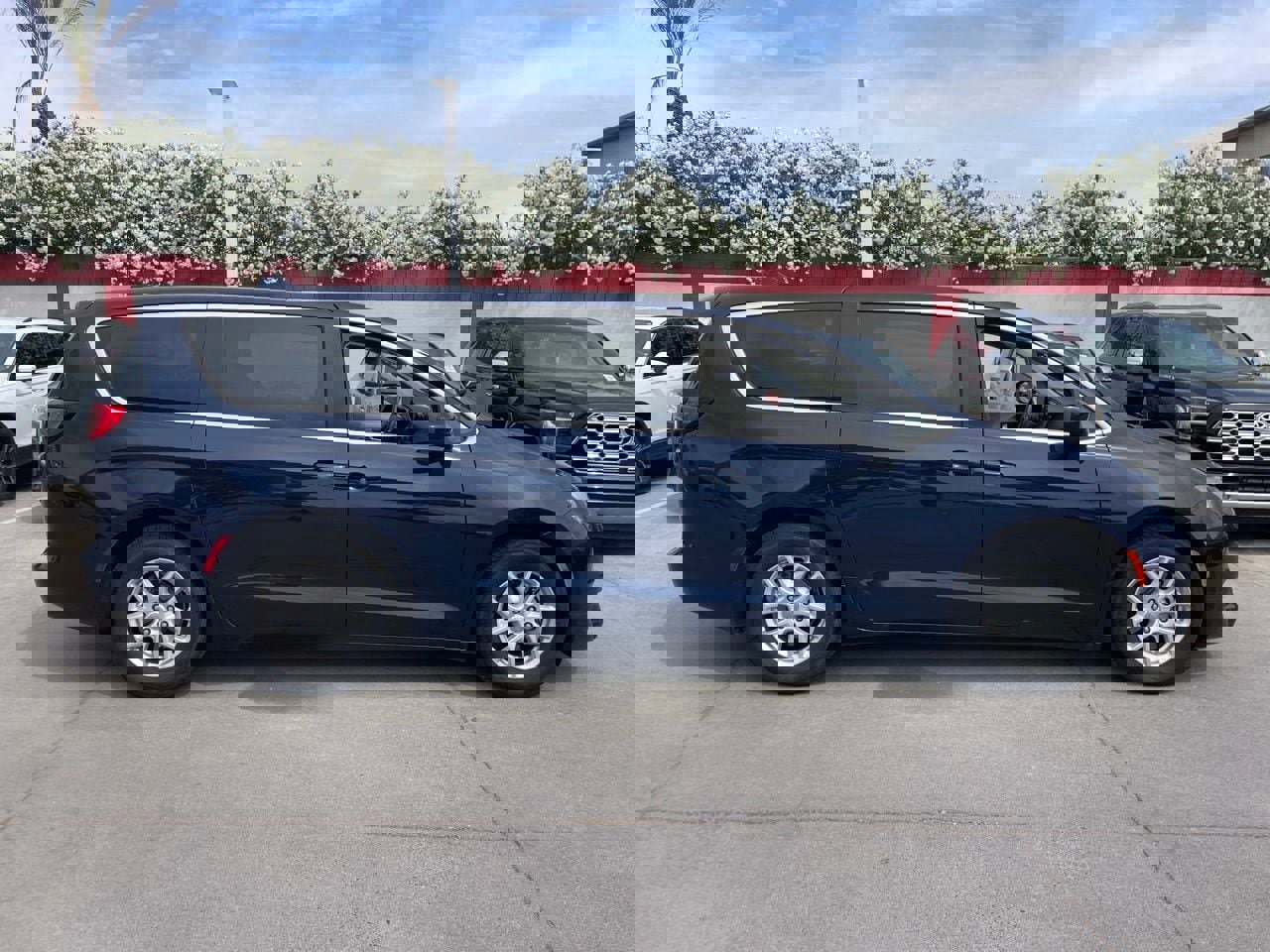 Used 2017 Chrysler Pacifica LX image 3