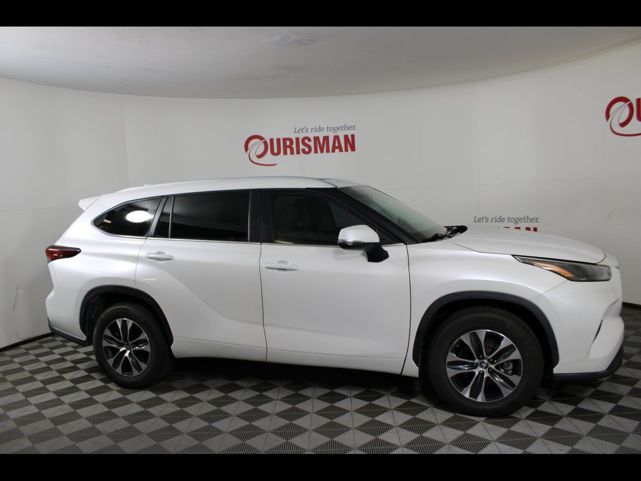 Used 2024 Toyota Highlander XLE FWD image 7