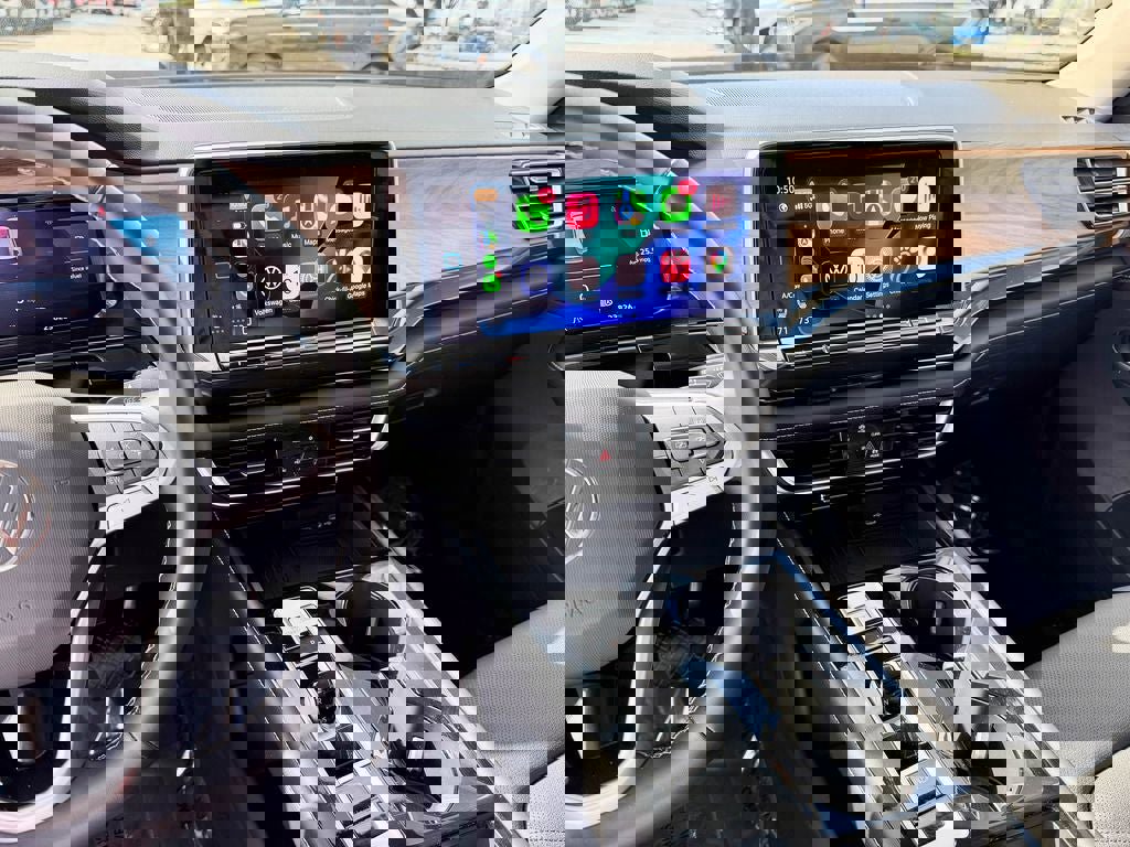 Used 2025 Volkswagen Atlas SE image 24