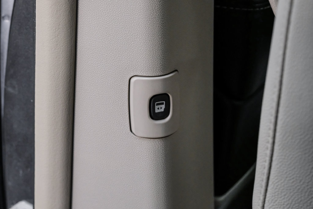 Used 2015 Chrysler Town & Country Touring w/ Driver Convenience Group FWD image 46
