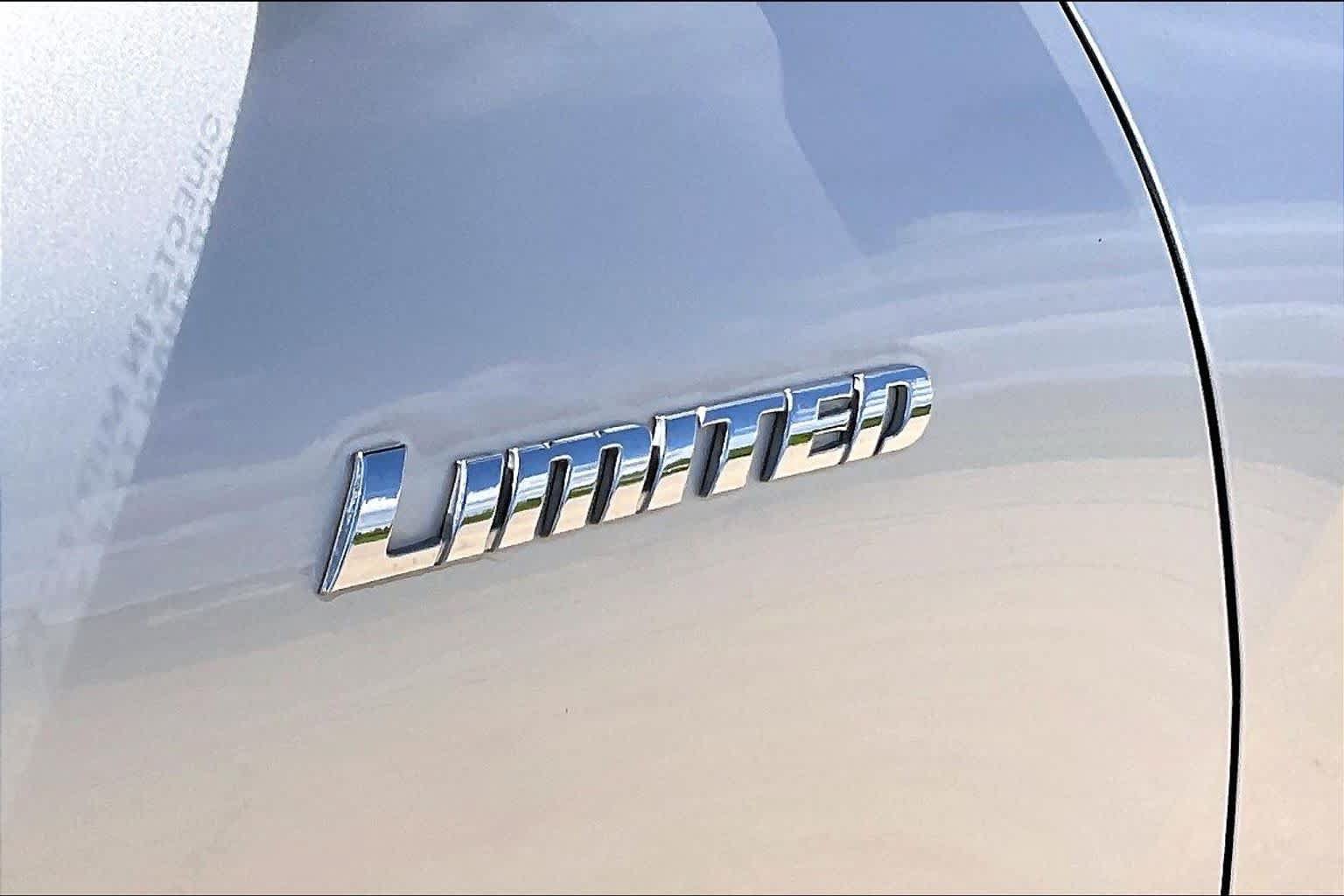 Used 2012 Toyota Highlander Limited w/ Tow Pkg FWD image 8