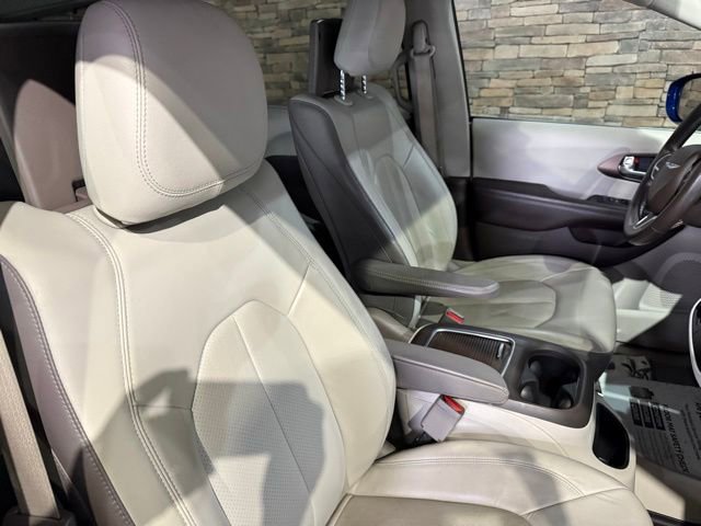Used 2019 Chrysler Pacifica Touring-L Plus w/ Advanced Safetytec Group FWD image 3