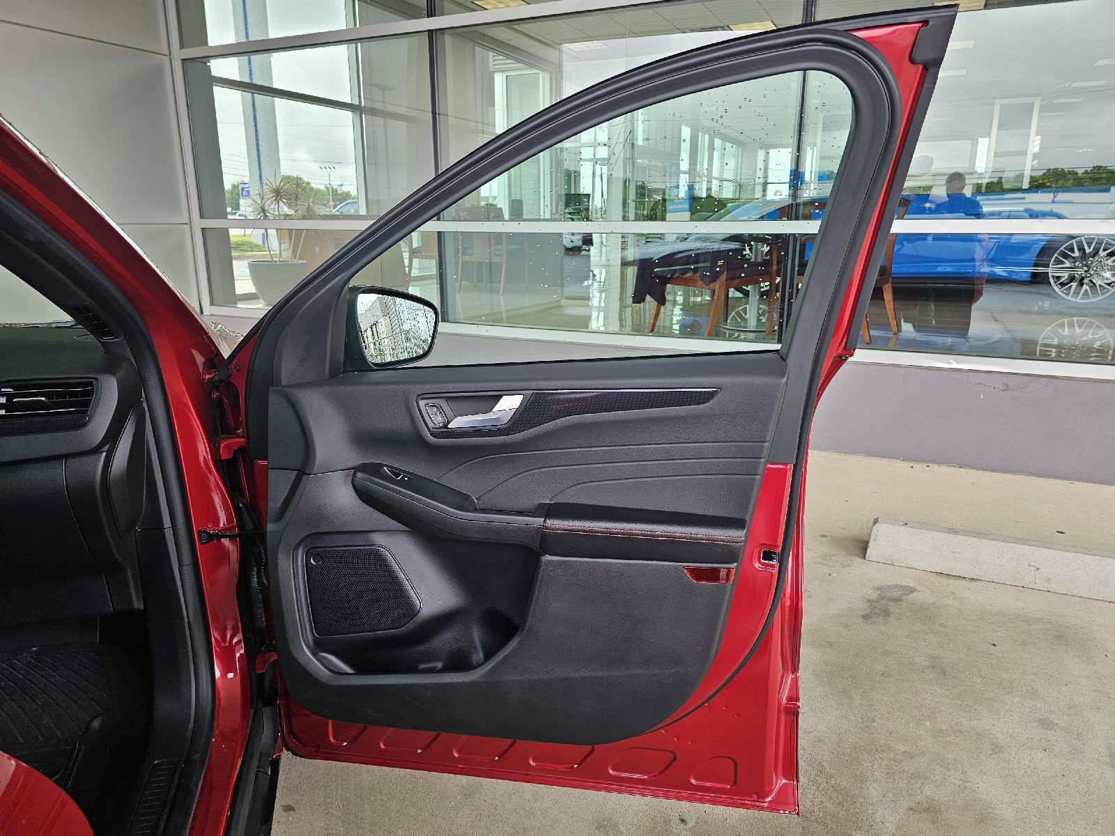 Used 2024 Ford Escape ST-Line w/ Tech Pack #1 FWD image 11