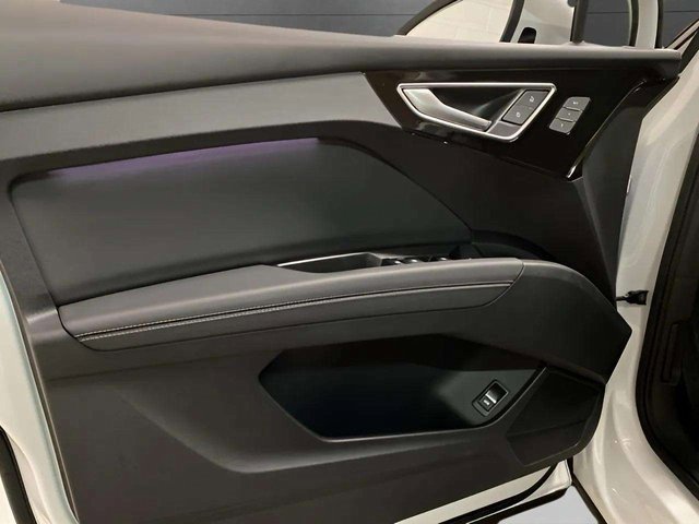 Used 2024 Audi Q4 e-tron Prestige image 32