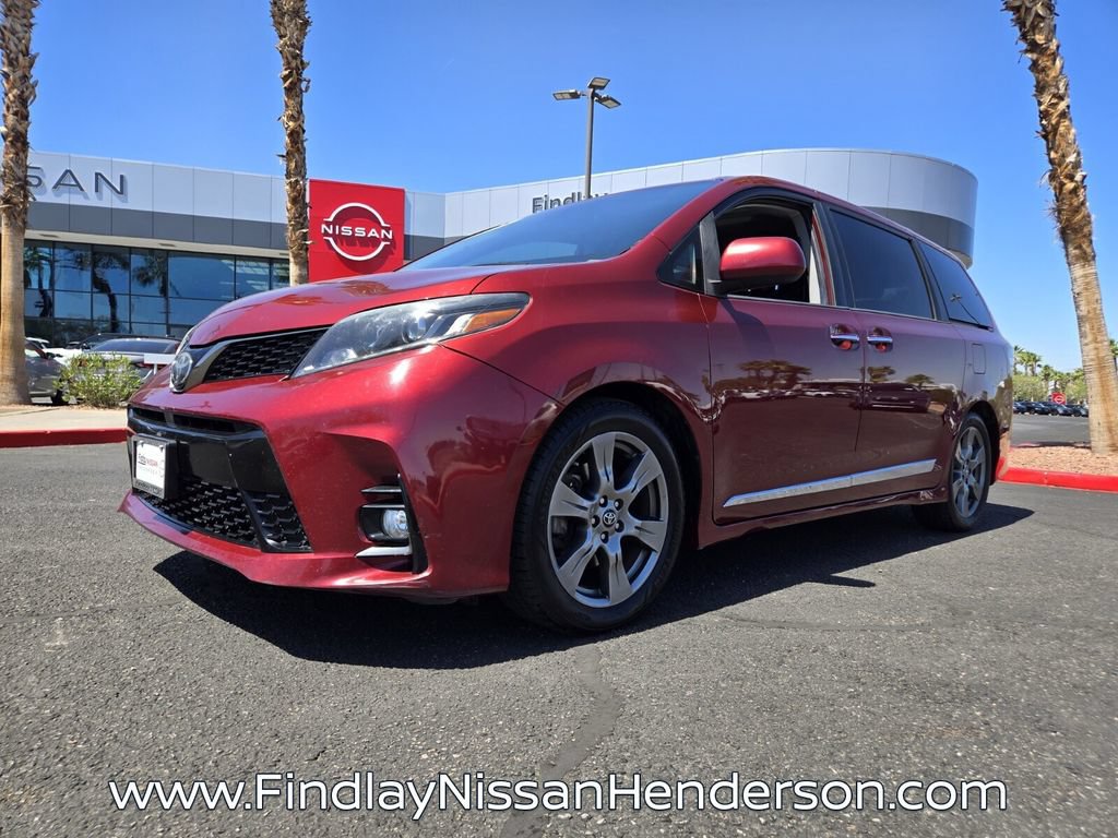 Used 2018 Toyota Sienna SE Premium w/ Carpet Mat Package FWD image 2