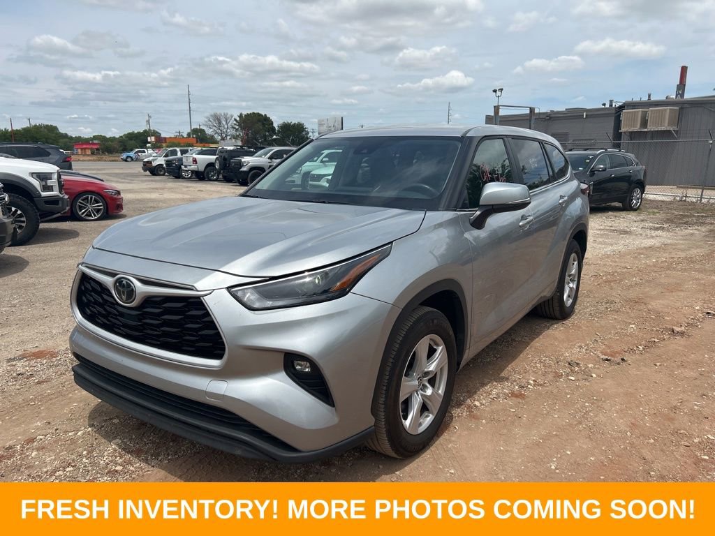 Used 2025 Toyota Highlander LE FWD image 7