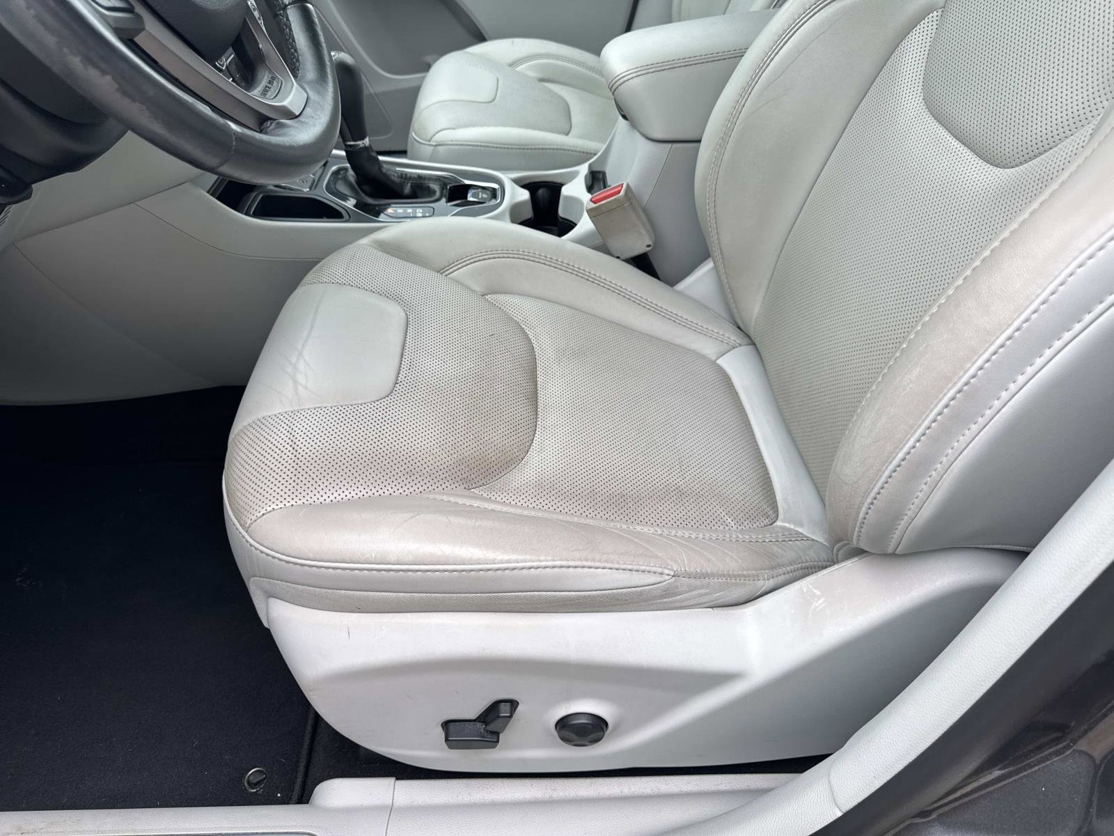 Used 2019 Jeep Cherokee Limited image 16