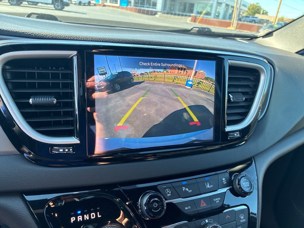 Used 2025 Chrysler Pacifica Select FWD image 17