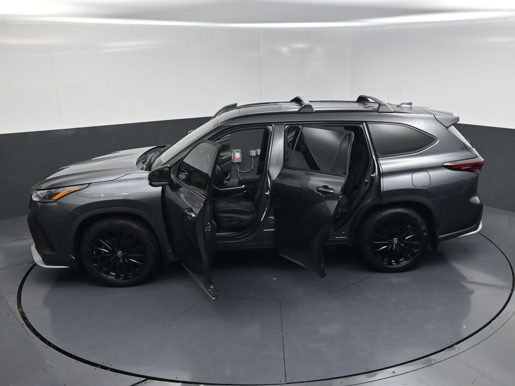 Used 2024 Toyota Highlander XSE FWD image 30
