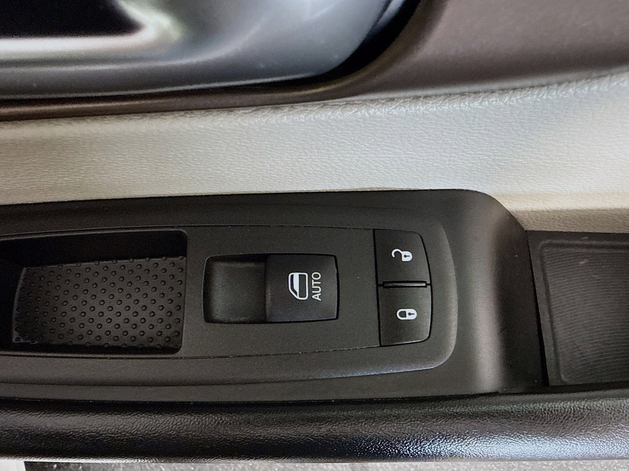 Used 2022 Chrysler Voyager LX FWD image 29