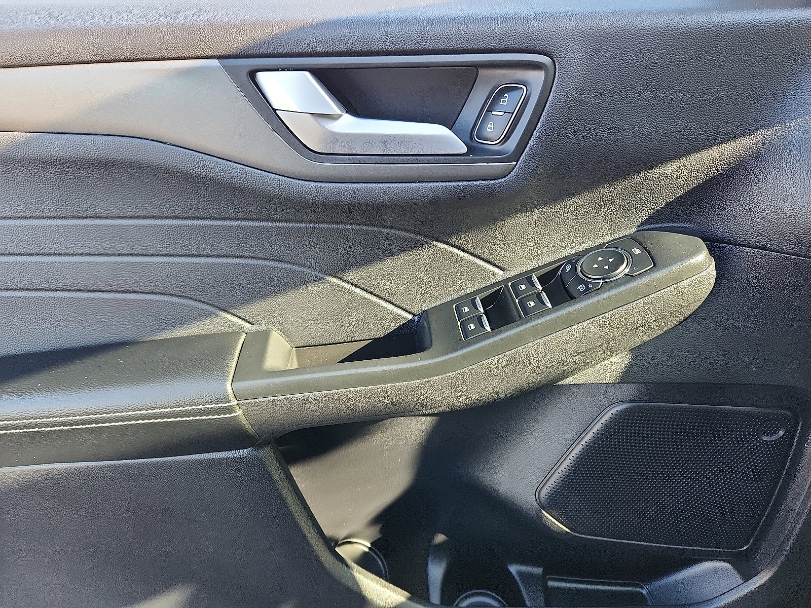 Used 2025 Ford Escape SE image 13