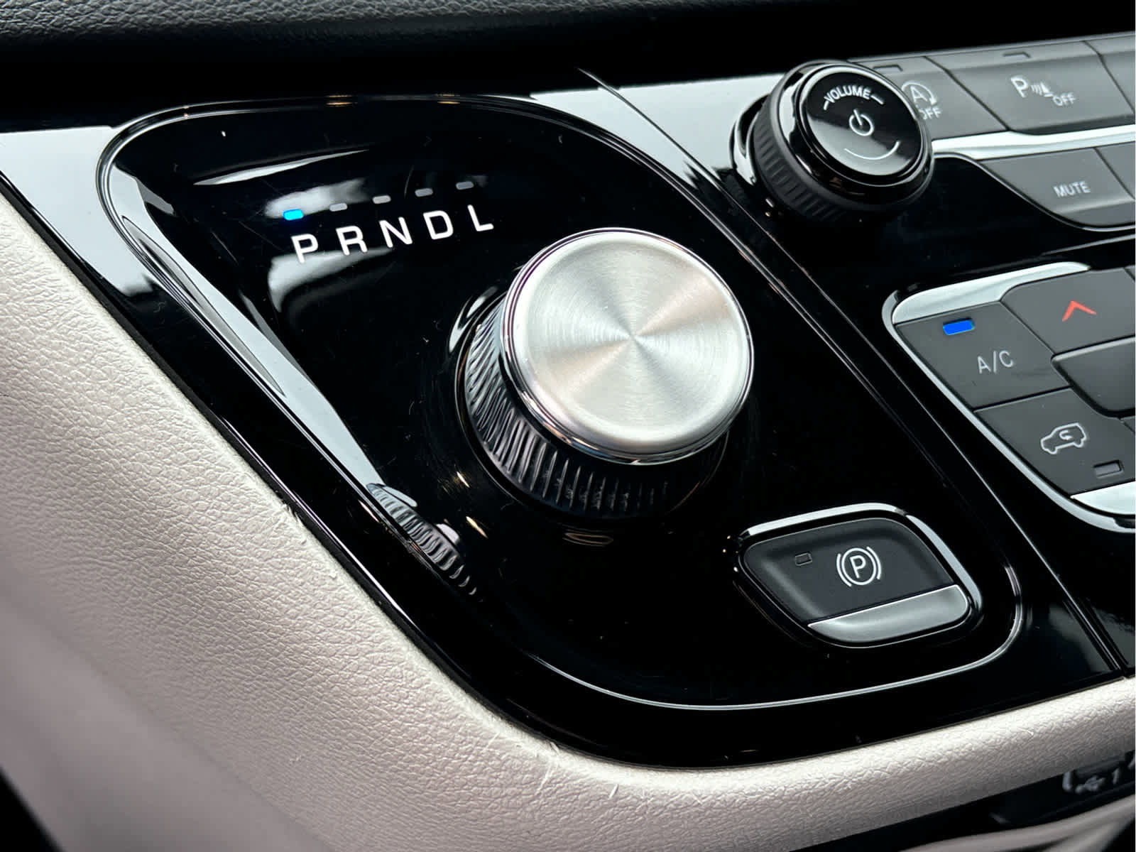 Used 2024 Chrysler Pacifica Touring-L image 18