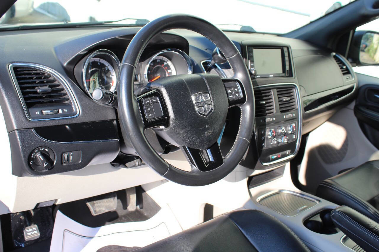 Used 2018 Dodge Grand Caravan SXT image 12