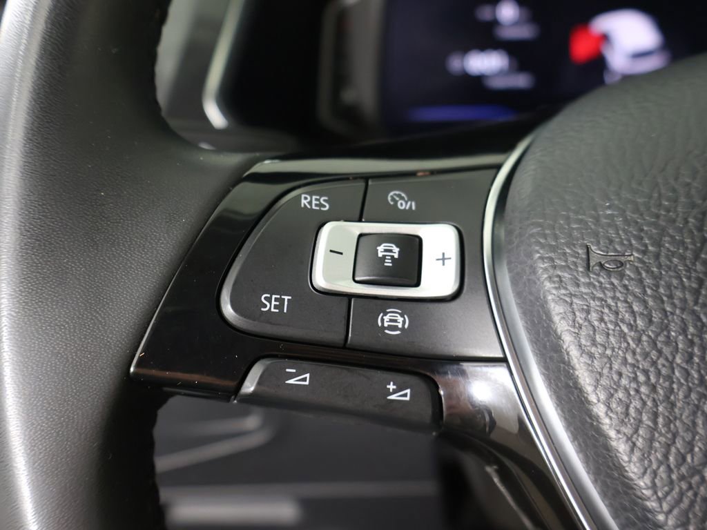 Used 2020 Volkswagen Tiguan SEL AWD/4WD image 46