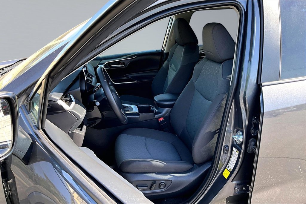 Used 2025 Toyota RAV4 XLE w/ Convenience Package FWD image 3