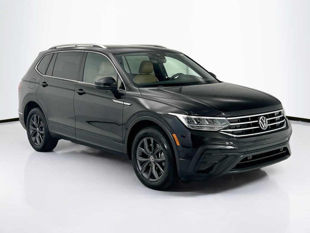 Used 2023 Volkswagen Tiguan SE w/ Panoramic Sunroof Package FWD image 3